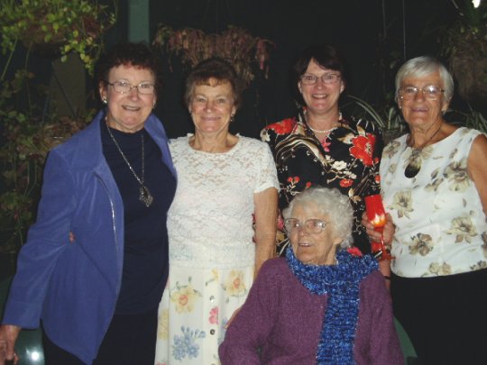 Eileen, Elsie, Gail & Alice with Bess.